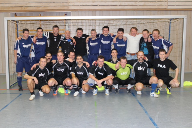 Die Blitzkickers (stehend), Sieger bei den Nichtaktiven und die schönste Mannschaft des Turniers, die Schönwetterkicker (knieend)